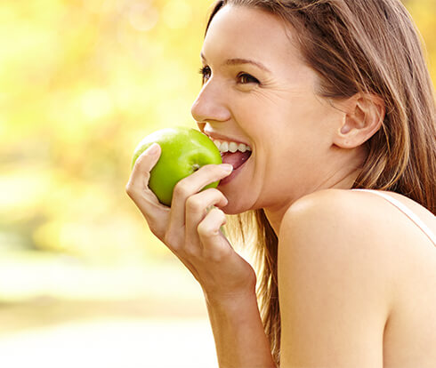 woman eating apple