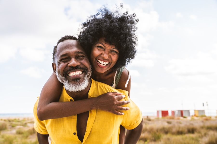 smiling couple with white teeth, how long does teeth whitening last